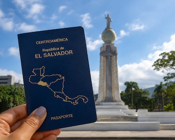 Un pasaporte o una identificación próximos a vencer pueden derivar en la negación del ingreso a cualquier país de la región./ (Cortesía Autobuses Cristóbal Colón)