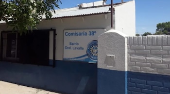 El hombre de 28 años fue trasladado a la Comisaría 38ª de Viedma, donde se constató que tenía tres pedidos de captura vigentes