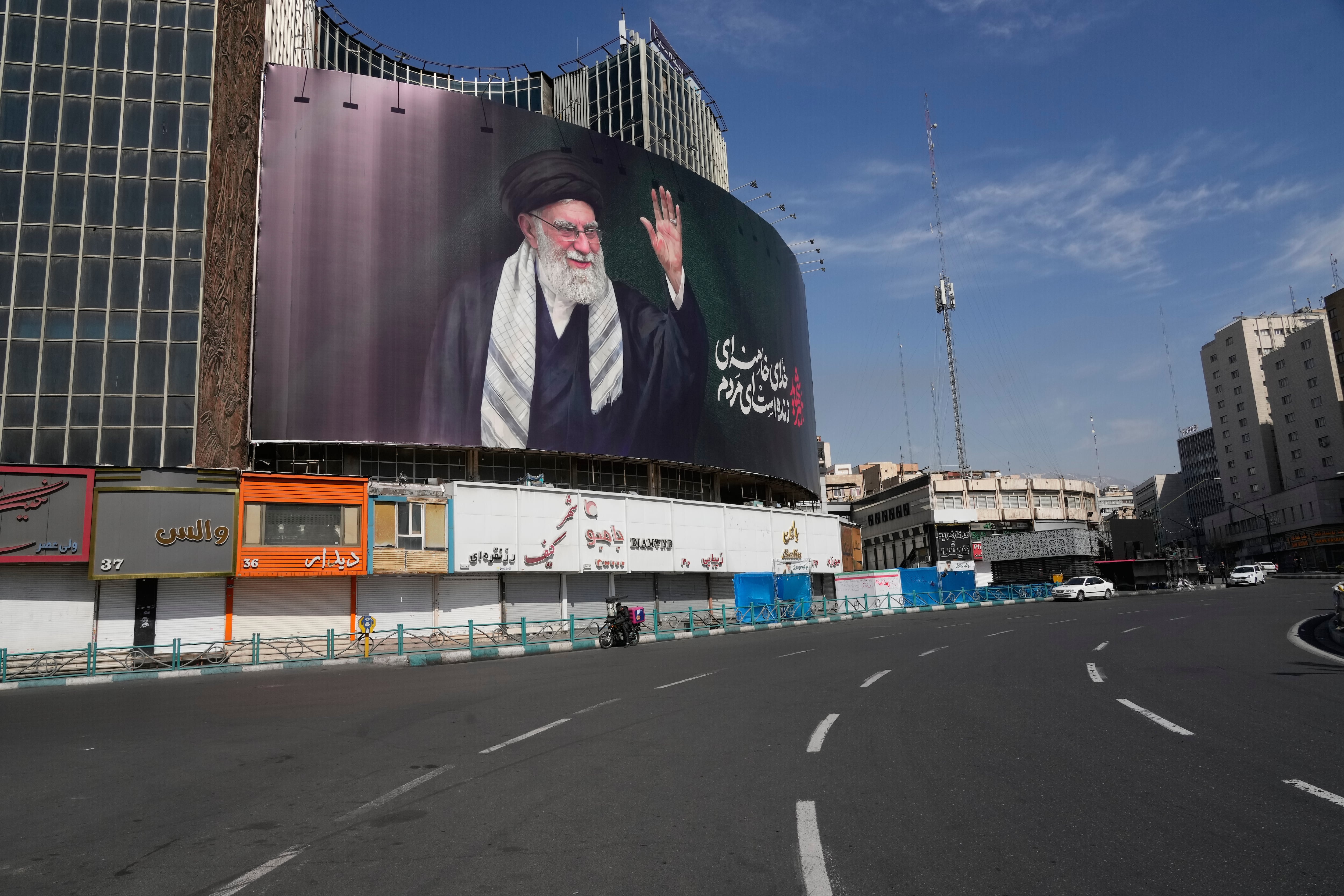 Un cartel con la imagen del fallecido líder supremo iraní, el ayatolá Alí Khamenei, asesinado en ataques de Estados Unidos e Israel, se ve sobre una plaza vacía en Teherán, Irán, el jueves 5 de marzo de 2026
(AP Foto/Vahid Salemi)
