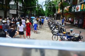 Personas en cola para pruebas de PCR en Sanya. Reuters