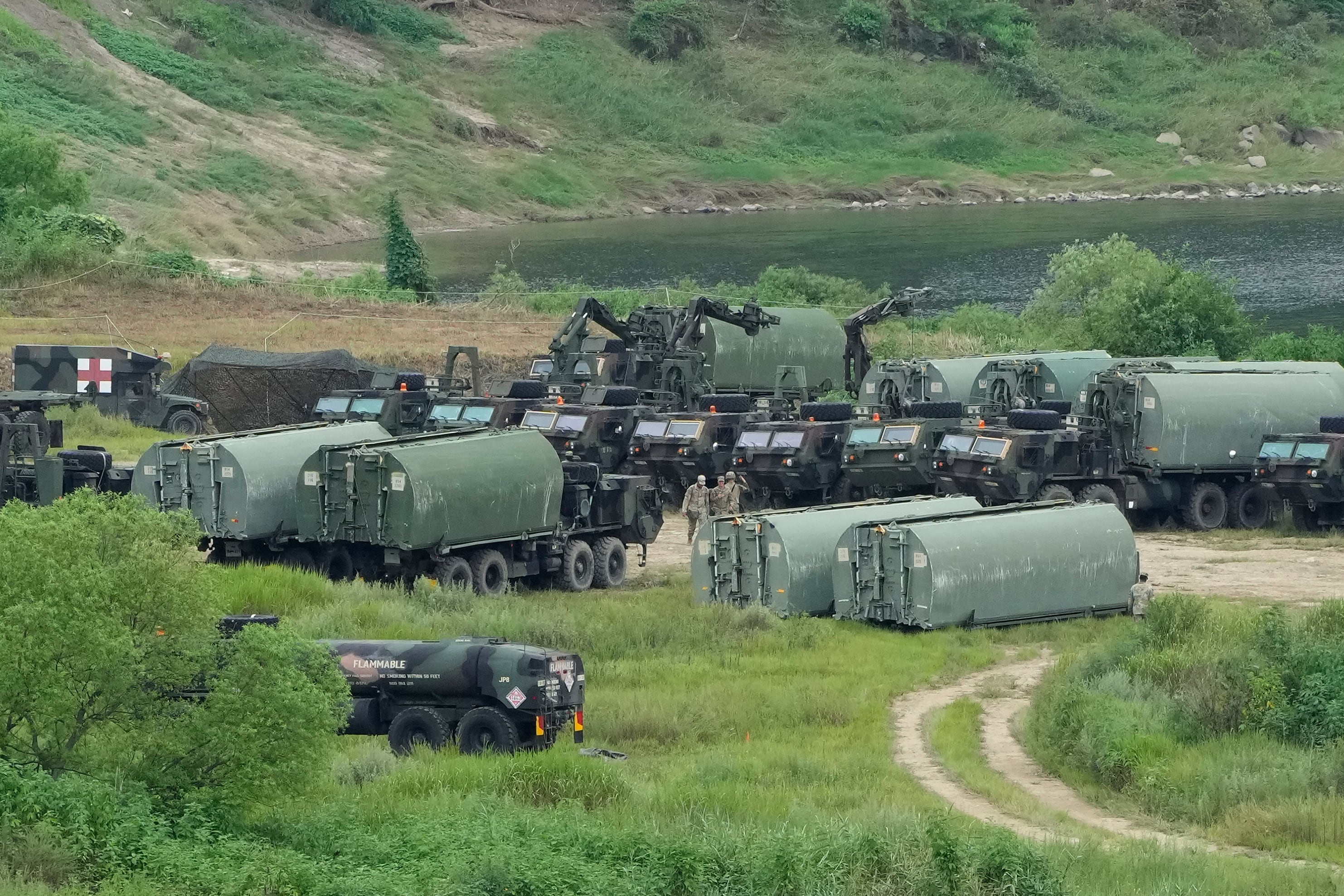 Vehículos blindados del Ejército estadounidense se reúnen para cruzar un río en un campo de instrucción en Yeoncheon, Corea del Sur, cerca de la frontera con Corea del Norte, el lunes 17 de agosto de 2026 (AP/Ahn Young-joon)