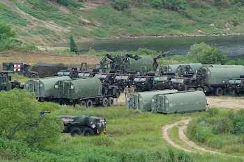 Vehículos blindados del Ejército estadounidense se reúnen para cruzar un río en un campo de instrucción en Yeoncheon, Corea del Sur, cerca de la frontera con Corea del Norte, el lunes 17 de agosto de 2026 (AP/Ahn Young-joon)