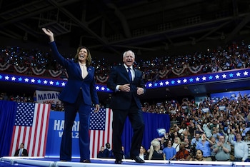 La candidata presidencial demócrata, la vicepresidenta Kamala Harris, y su compañero de fórmula, el gobernador de Minnesota Tim Walz, llegan a un acto de campaña en Filadelfia, el 6 de agosto de 2024 (AP Foto/Matt Rourke)