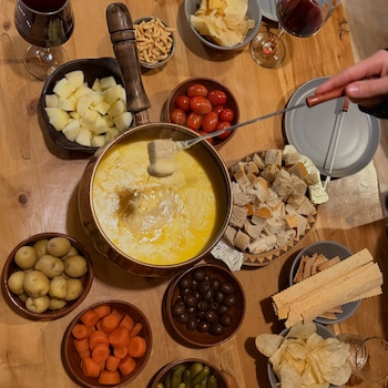 La gastronomía patagónica tuvo lugar en el viaje con una fondue de queso como parte de las noches de invierno en Bariloche