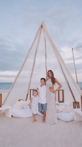 Pampita junto a sus hijos