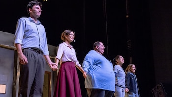 El elenco argentino incluye a Laura Oliva, Máximo Meyer, Manuela Yantorno y Cecilia Cambiaso bajo la dirección de Ricky Pashkus.