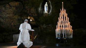 El papa León XIV visita Lourdes este domingo: ofrece una misa ante cientos de miles de personas y se reunirá con víctimas de agresiones sexuales en la Iglesia