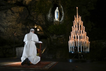 En esta imagen publicada por Vatican Media, el papa León XIV reza en la Cueva de las Apariciones de Massabielle, en Lourdes. (Vatican Media via AP)
