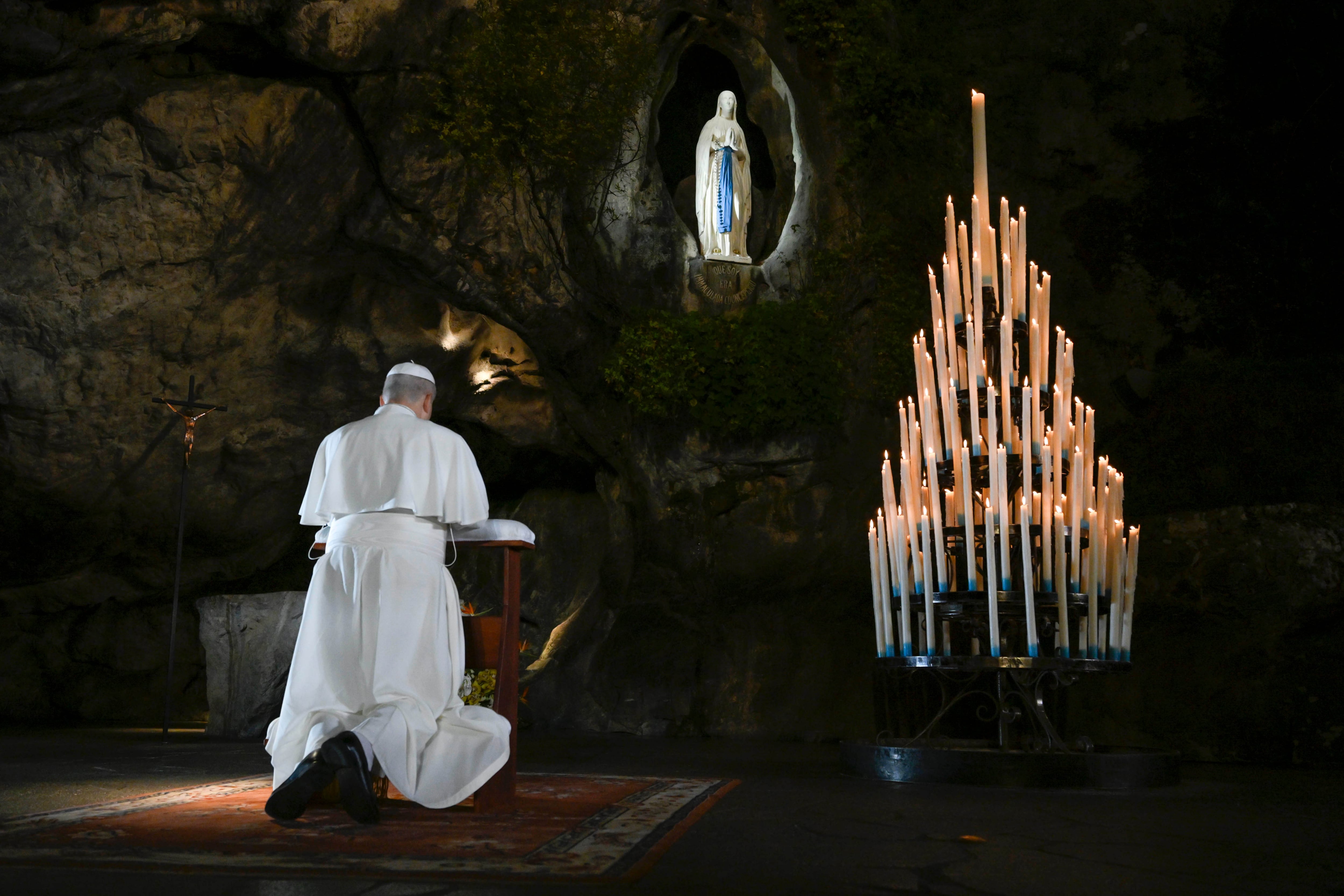 En esta imagen publicada por Vatican Media, el papa León XIV reza en la Cueva de las Apariciones de Massabielle, en Lourdes. (Vatican Media via AP)