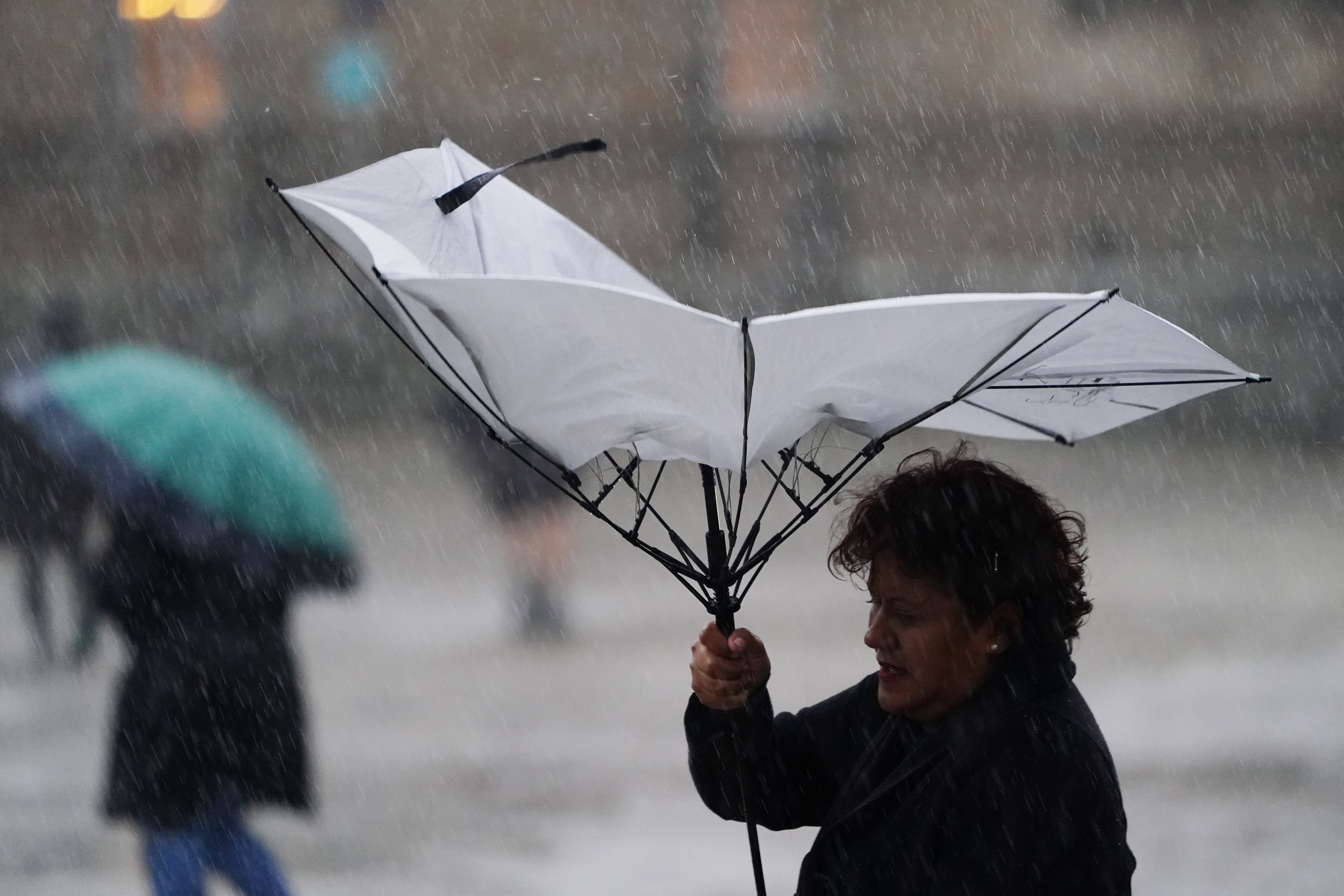 Una mujer sujeta un paraguas durante el paso de la borrasca ‘Aline’, a 19 de octubre de 2023, en Santiago de Compostela, A Coruña. (Álvaro Ballesteros / Europa Press)