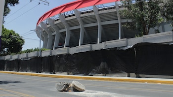 Plásticos negros rodean las instalaciones del Estadio Ciudad de México, en una de las calles colindantes aún hay una coladera destapada. (Crédito Luz Coello/Infobae México)