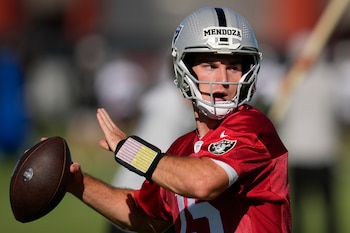 El QB de los Raiders de Las Vegas, Fernando Mendoza, fue la selección número uno de la escuadra de Nevada en el Draft - crédito
John Locher/AP