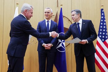 El ministro de Asuntos Exteriores finlandés, Pekka Haavisto, estrecha la mano de Antony Blinken frente a Jens Stoltenberg (Reuters)