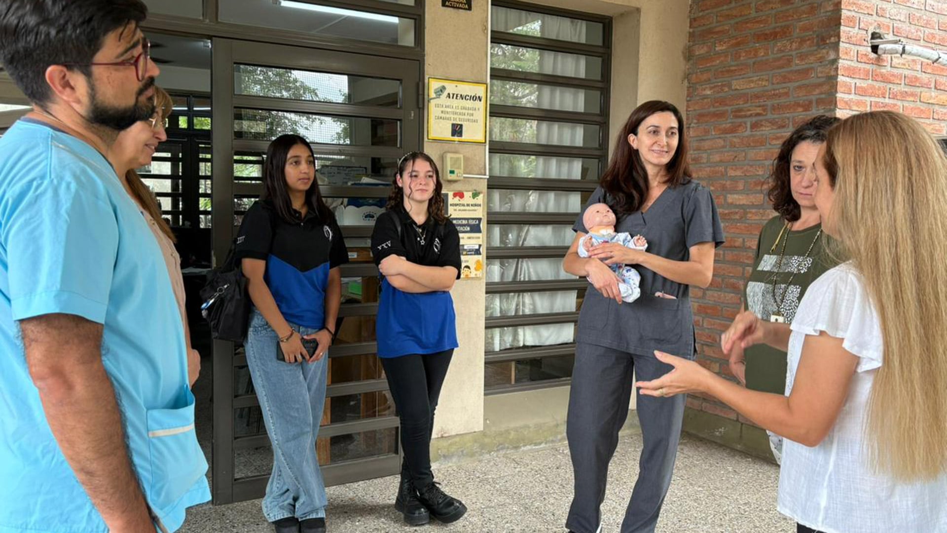 Enfermeras y enfermeros juntos a los estudaintes de la Escuela de Educación Técnico Profesional 601 “Leandro N. Alem”