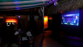 Gente en bares de Miami