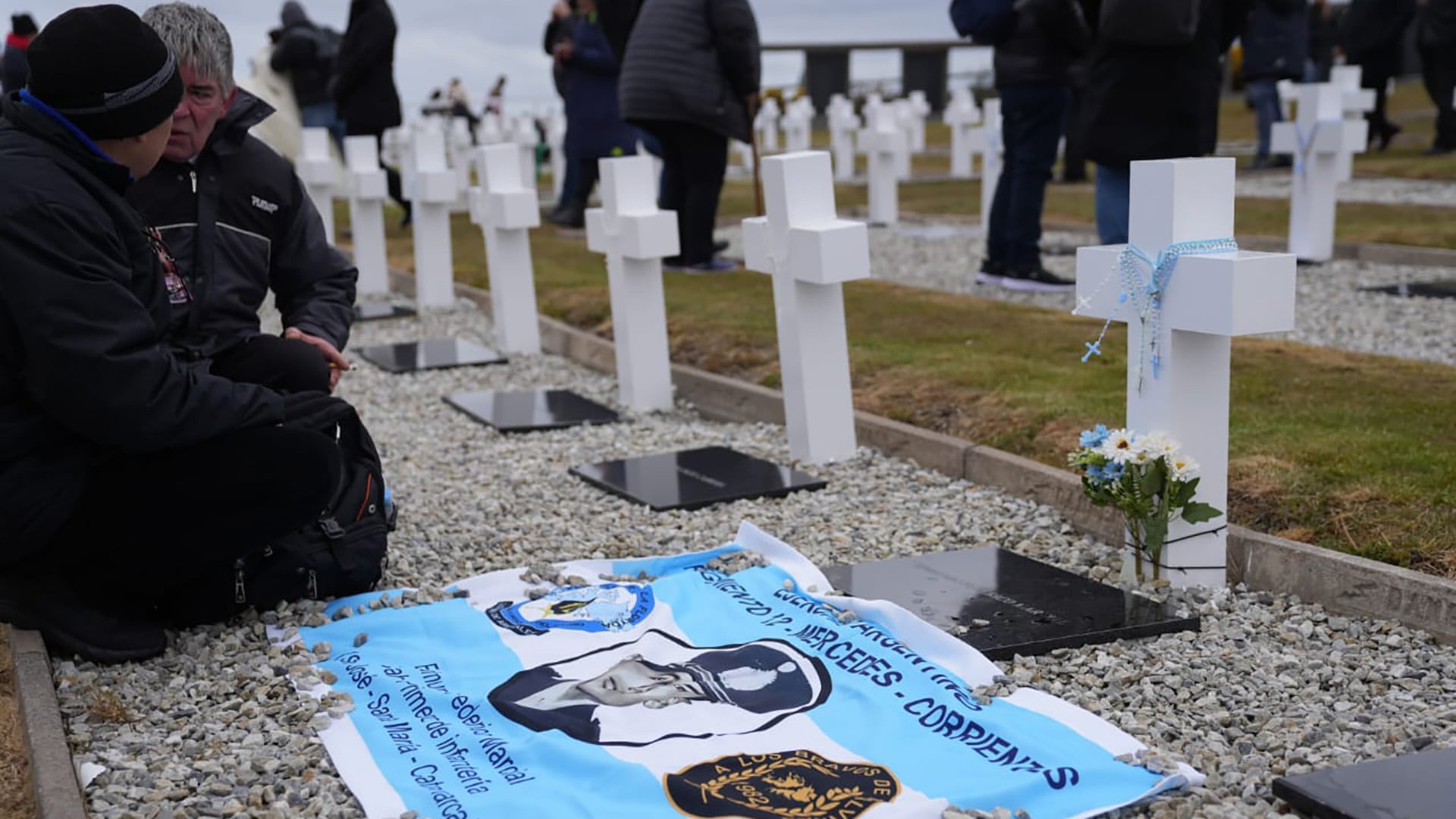 Familiares de los soldados caídos durante una visita al cementerio de Darwin, en las islas Malvinas