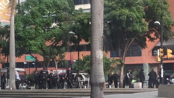 Funcionarios policiales en la avenida