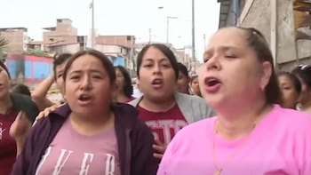 El derrumbe ocurrió el domingo 25 de octubre, fuera del horario escolar, y dejó ladrillos sobre la vía pública. El director advirtió que otros tramos del cerco también presentan problemas y pidió acelerar la reconstrucción. Captura de video