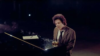 Billy Joel también fue rejuvenecido con esta tecnología en su video “Turn the Lights Back On”. (Captura de video)