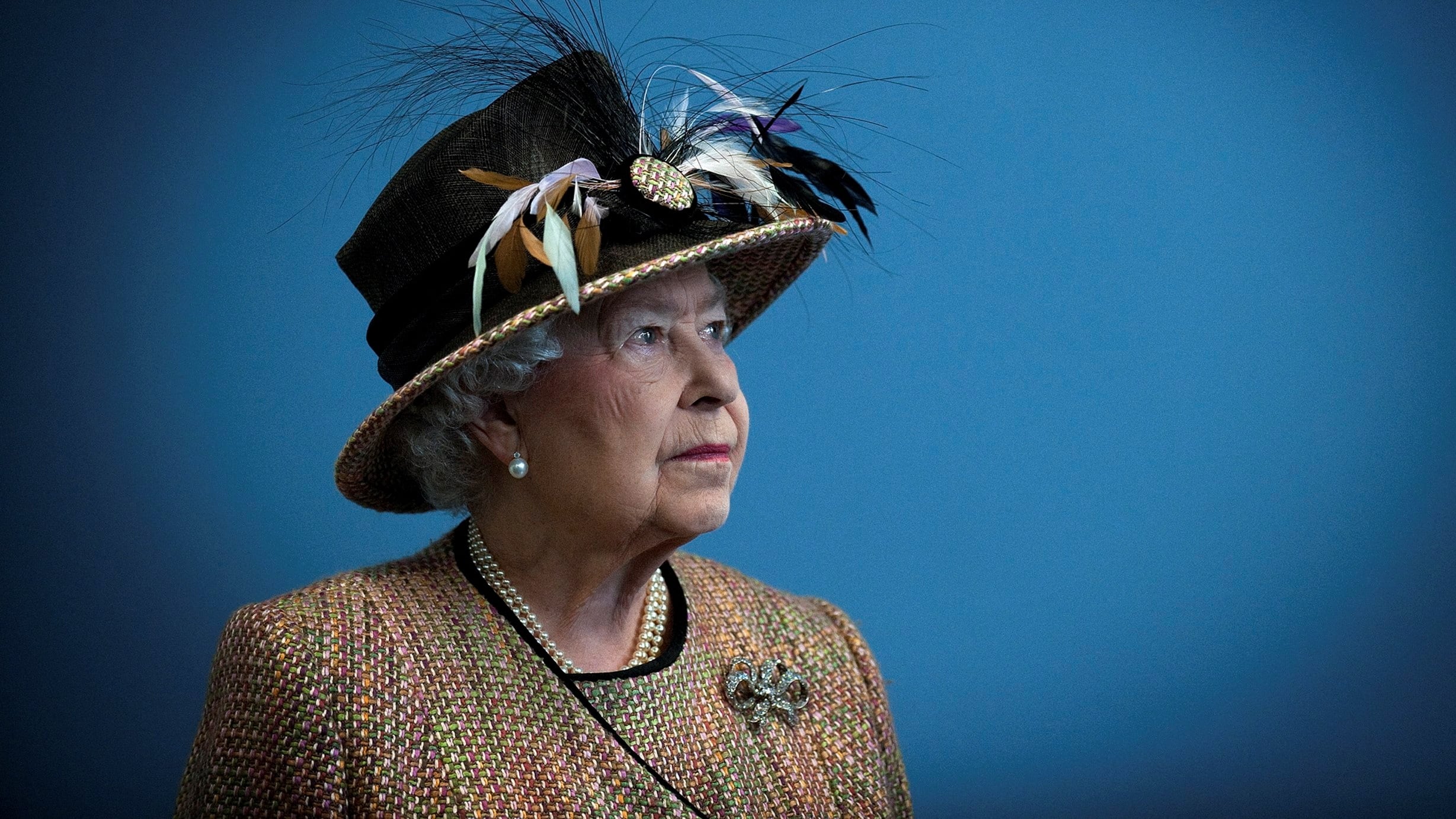 Reina Isabel II: la elegancia y autoridad en cada sombrero real REUTERS/Eddie Mulholland/POOL/File Photo
