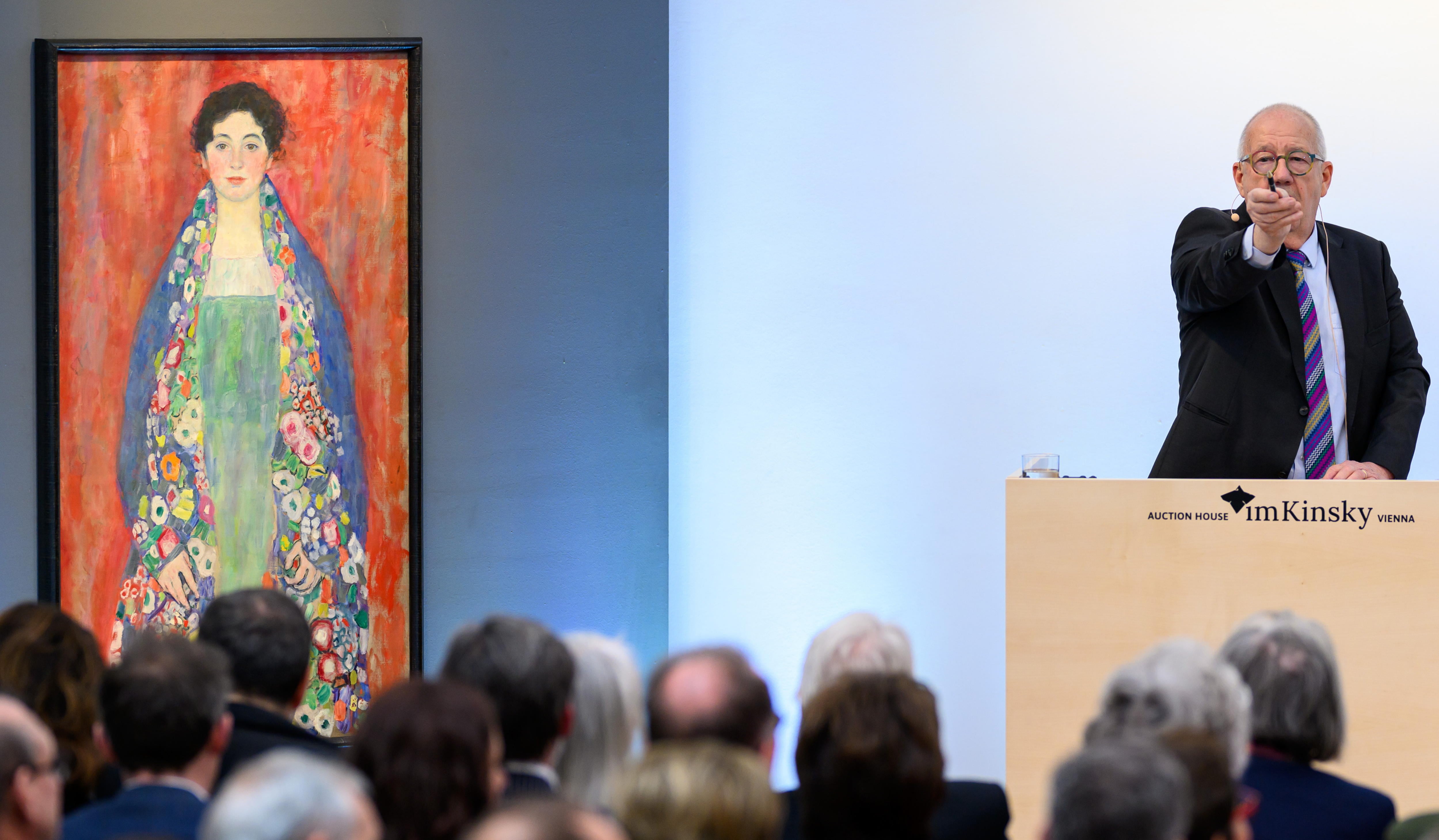 Subasta de la pintura 'Bildnis Fraeulein Lieser' (Retrato de la señorita Lieser) del artista austriaco Gustav Klimt en la Casa de Subastas de Arte Kinsky en Viena, Austria, el 24 de abril de 2024 (EFE/EPA/MAX ESLOVENCIK)
