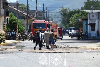 Equipos de emergencia y cuerpos de seguridad evitaron la propagación del incendio mediante una rápida coordinación y delimitación del área afectada. (Foto: COPECO)