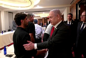 Netanyahu da la mano al