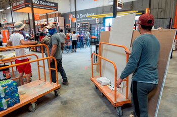 Residentes de Miami compran suministros