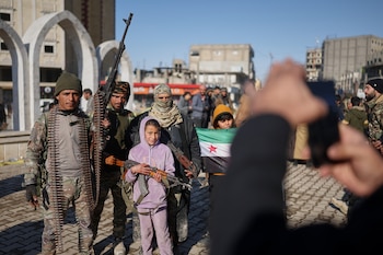 Combatientes tribales posan con niños