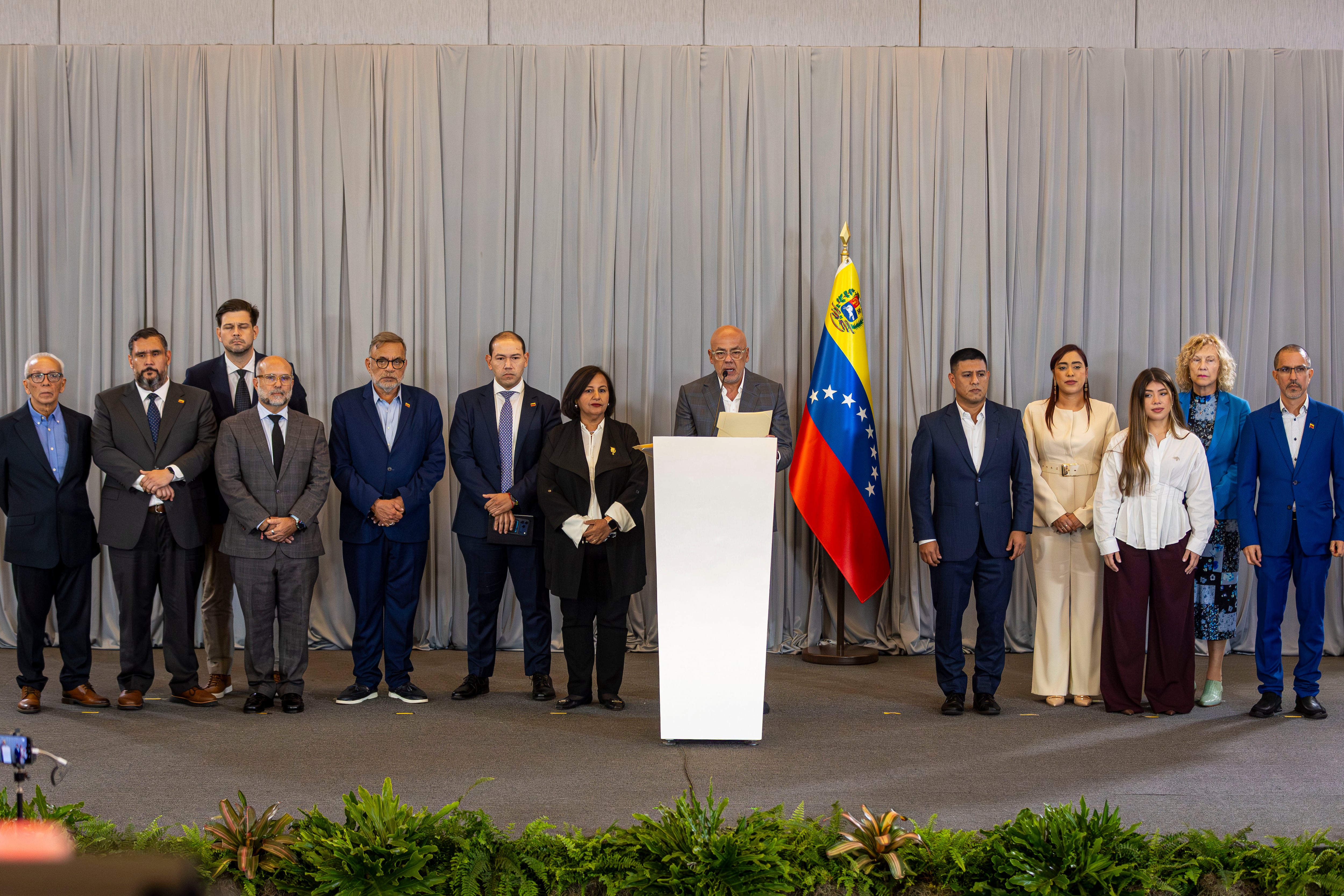 La ex diputada y expresidenta de la Asamblea Nacional de Venezuela (2015), Dinorah Figuera (c-i), y el presidente del Parlamento de Venezuela, Jorge Rodríguez (c-d), asisten a la última sesión de la mesa de diálogo este miércoles, en Caracas (Venezuela). EFE/ Miguel Gutiérrez