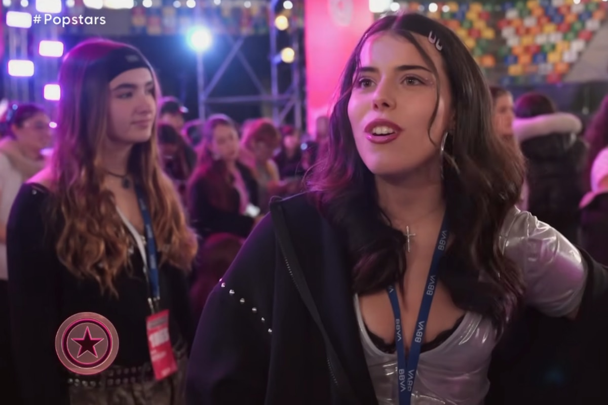 The daughter of Mario Pergolini showcasing her vocal skills during Popstars