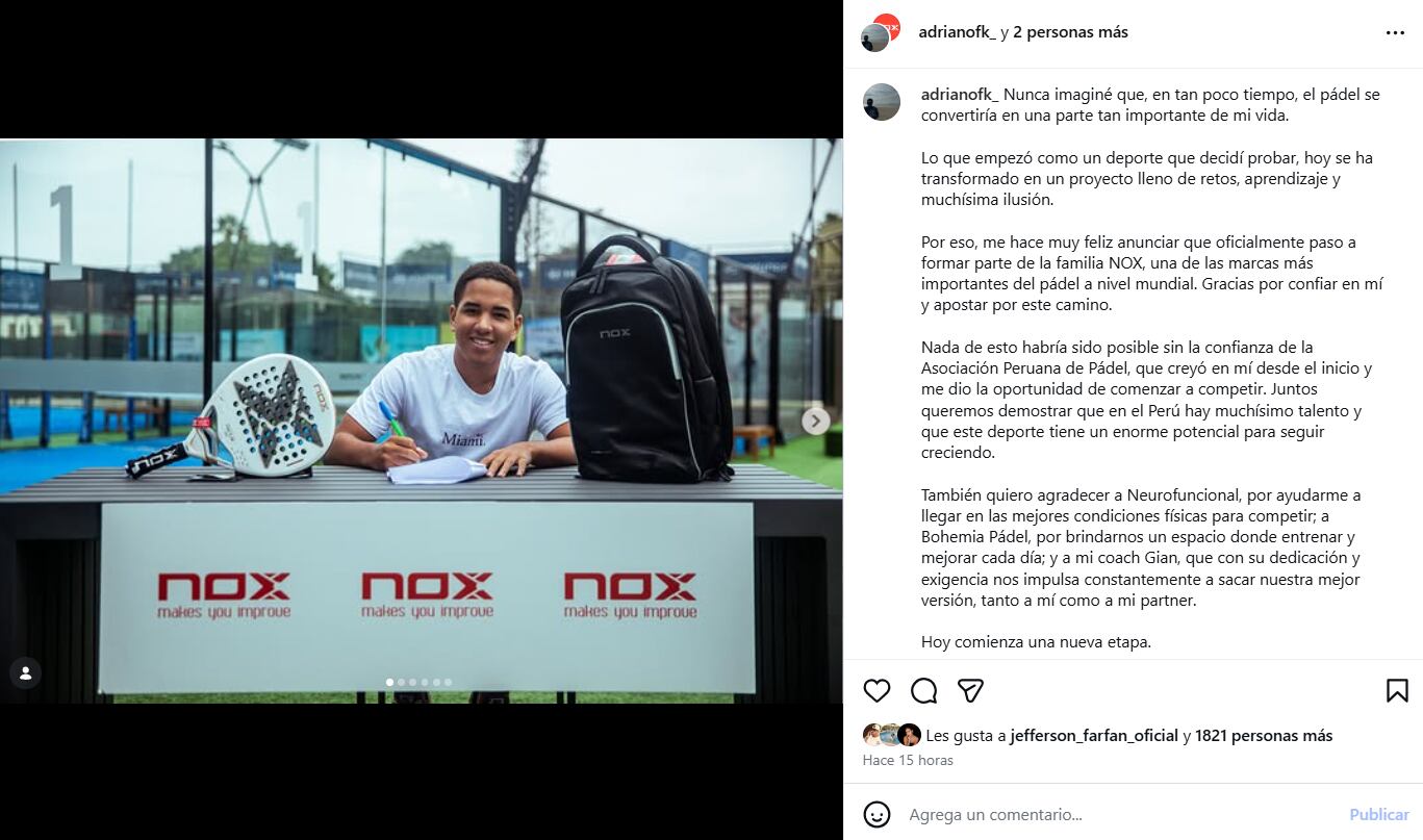 El jugador peruano de pádel Adrianofk firma un acuerdo de patrocinio con la marca deportiva NOX, con una raqueta y una mochila de la firma junto a él.