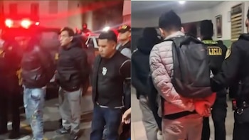 Agentes policiales escoltan a varios hombres esposados en la vía pública durante la noche y en el interior de un inmueble
