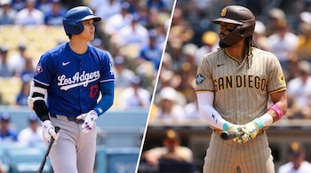 Composición dividida de Shohei Ohtani con uniforme azul de los Dodgers y Fernando Tatis Jr. con uniforme a rayas de los Padres, ambos con cascos y bates.