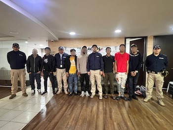 Extranjeros deportados a sus país de origen por irregularidad en el ingreso y la estadia en el territorio nacional - crédito Migración Colombia