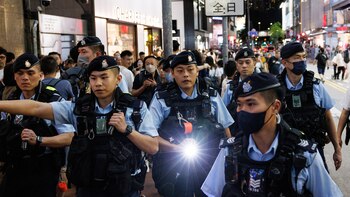 Primera condena bajo la ley de seguridad impuesta por China en Hong Kong: fue a prisión por llevar una remera que pedía libertad