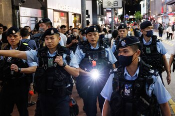 La Policía de Hong Kong patrulla en medio de manifestaciones prodemocracia por el aniversario de la matanza de Tianamen (REUTERS/Tyrone Siu/Archivo)
