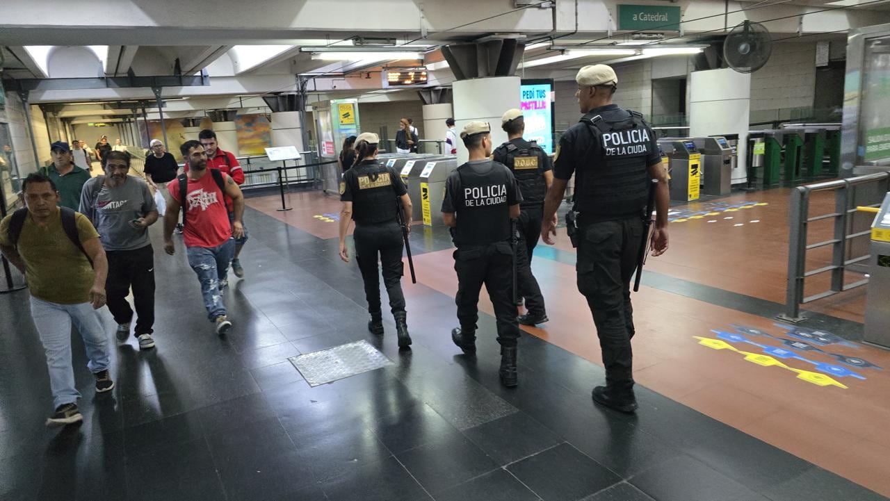 Más policías para reforzar la seguridad en estaciones y vagones durante los horarios de mayor circulación