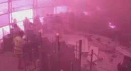 Las impactantes imágenes del ataque de los hutíes contra el aeropuerto de Riad que dejó 12 muertos y más de 300 heridos
