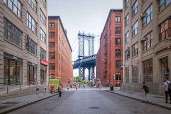 La vista del Manhattan Bridge entre edificios industriales reconvertidos es uno de los lugares más fotografiados de Nueva York.