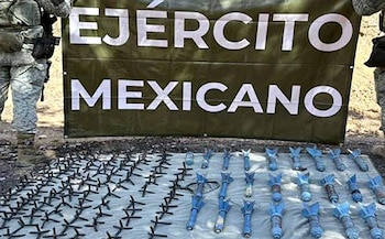 Las fuerzas federales ejecutaron una decena de operativos en Culiacán, Badiraguato, Elota y Concordia entre el 15 y el 18 de mayo de 2026, con saldo de varios detenidos, decenas de armas largas, explosivos improvisados, 12 drones inhabilitados, laboratorios de metanfetamina desmantelados y más de 1,500 litros de precursores químicos asegurados. Crédito: FGE