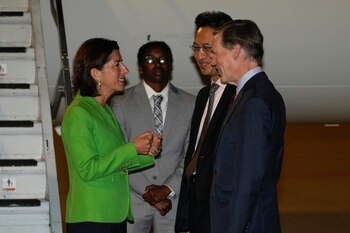 Gina Raimondo conversa con Lin