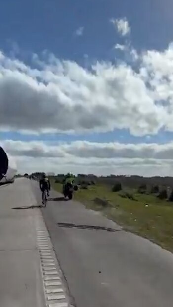 Un policía en moto embistió a un ciclista en plena Ruta 6 y escapó