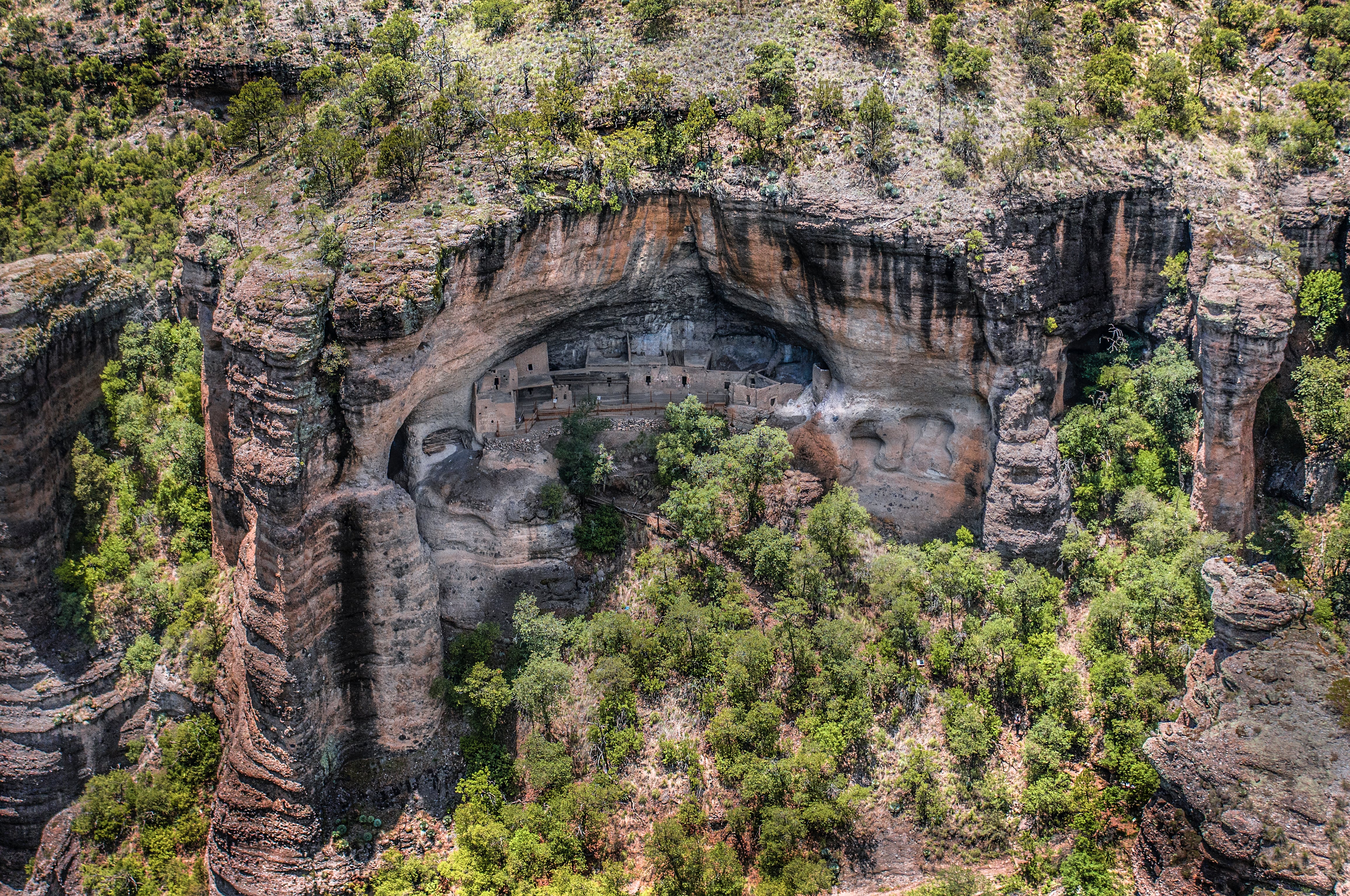 Las antiguas viviendas de Cuarenta Casas, un sitio arqueológico clave en el municipio de Ciudad Madera, se integran armoniosamente en las formaciones rocosas del cañón de Huapoca.