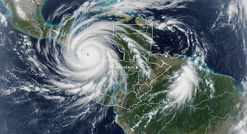 Imagen satelital de la tormenta tropical Cristina sobre el Pacífico, cerca de Centroamérica, con el contorno de Guatemala visible debajo de las nubes.