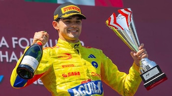 Sebastián Montoya rozó su primera victoria en la sprint de Fórmula 2 en Austria, pero fue superado en la última vuelta y terminó segundo