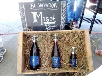 La familia Peralta convirtió una receta de vino artesanal en una apuesta por posicionar sabores tropicales salvadoreños con calidad internacional. (Foto cortesía Masat)