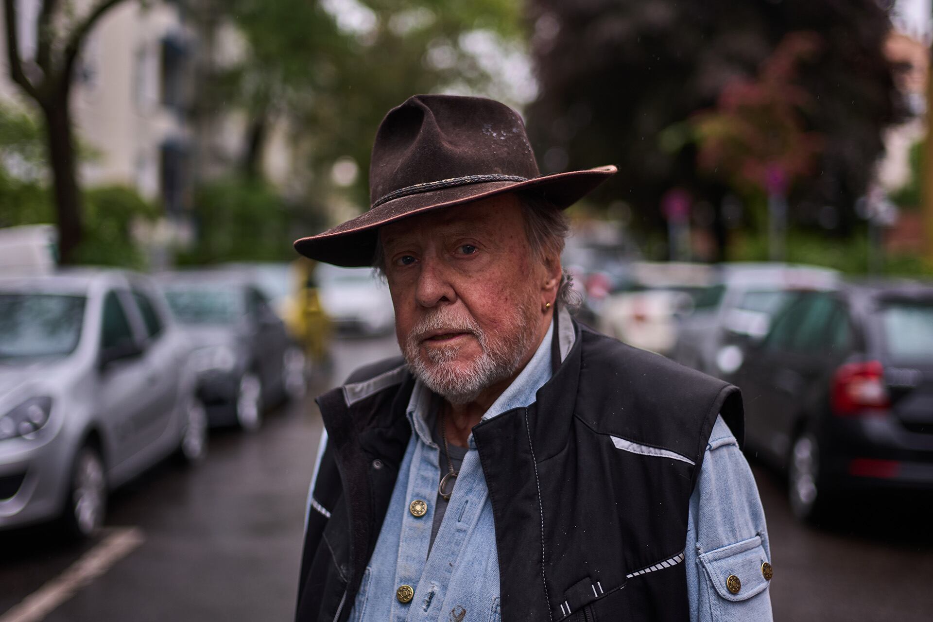 El artista alemán cuya obra conmemora a las víctimas del Holocausto a través de placas en las aceras de Berlín. (AP)