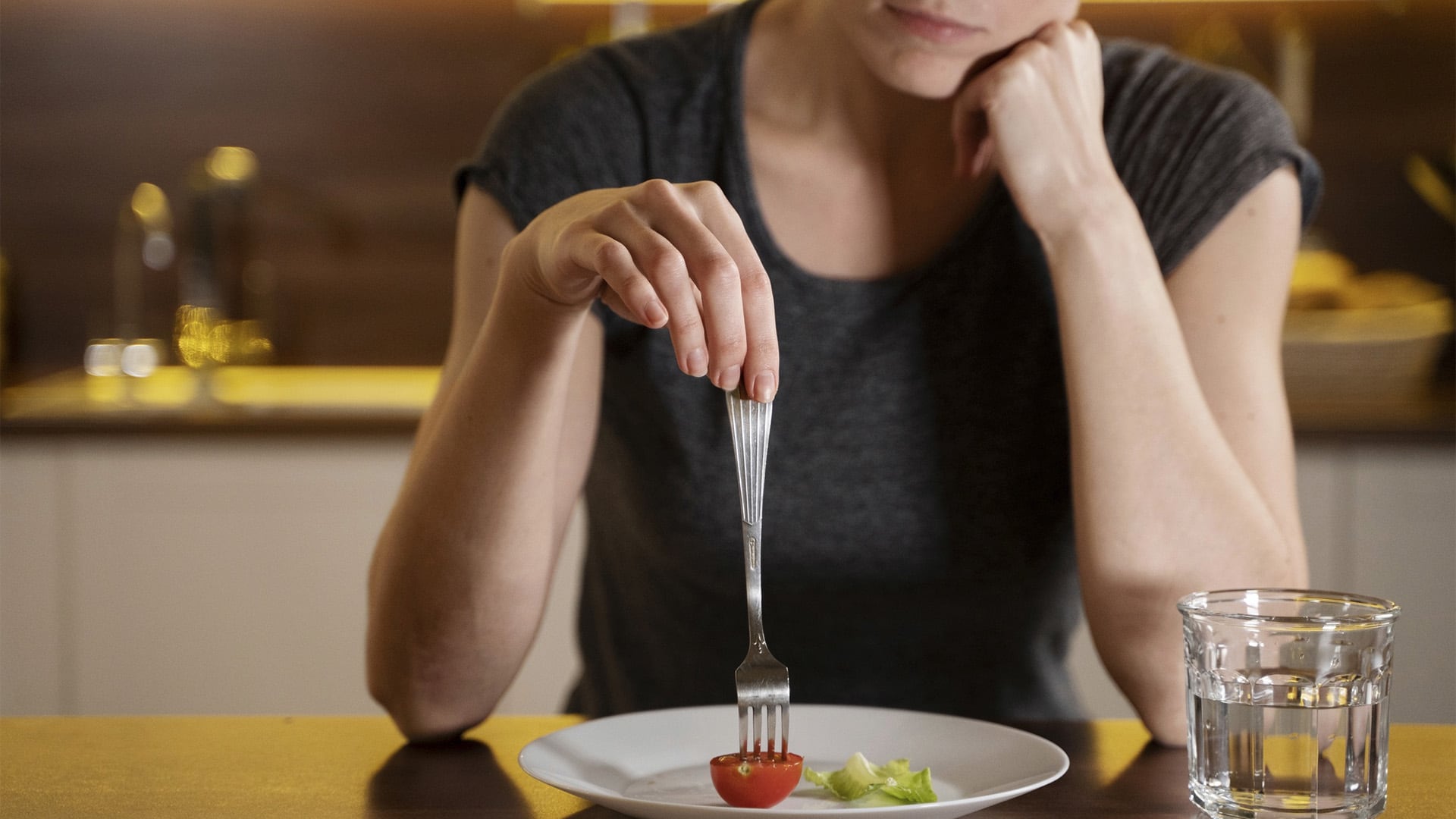 El ayuno intermitente organiza la alimentación en ventanas horarias, promoviendo abstinencia fuera de ese periodo y regulando solo el momento de la ingesta
