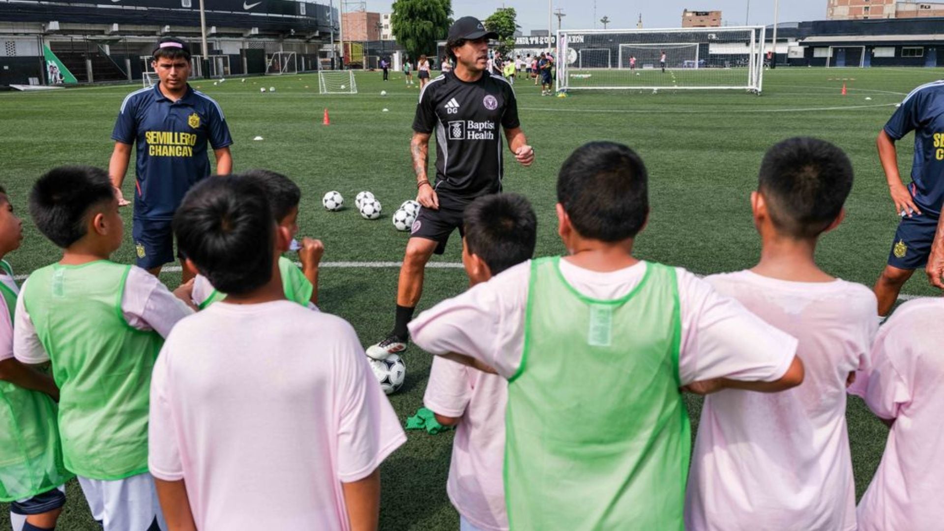 Jóvenes peruanos atentos a la instrucciones de los entrenadores de la Academia del Inter Miami. - Crédito: Inter Miami